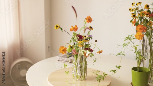 Arreglos florales  con hojas en cadena dentro de jarrones. 