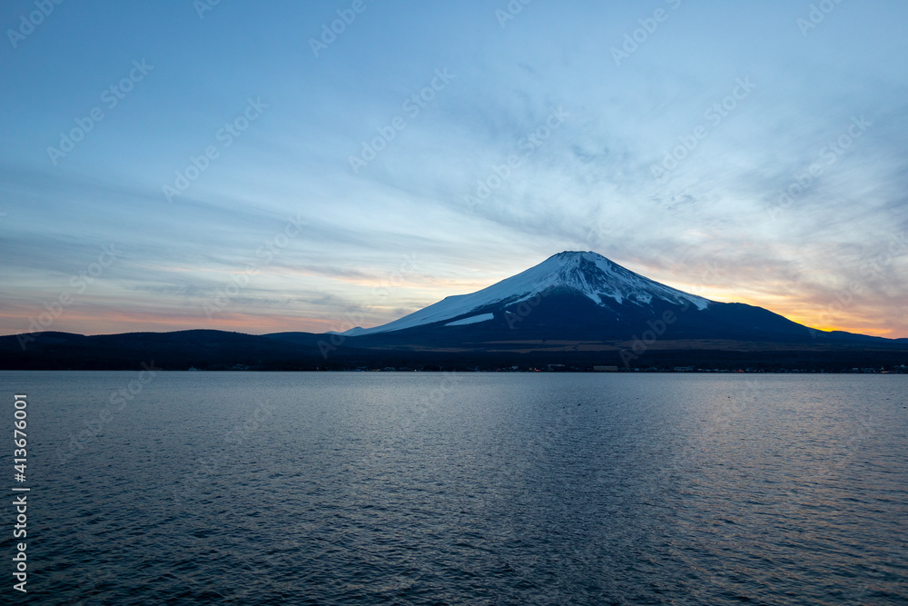 富士山　冬の夕景　山中湖にて　twilight view of mount Fuji