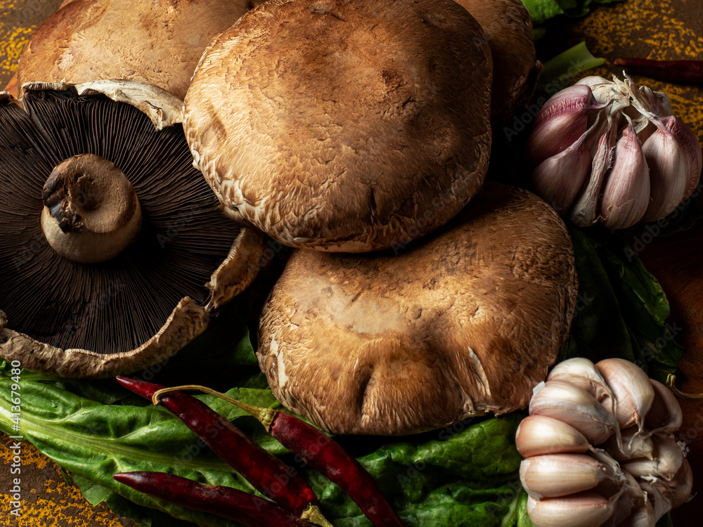 Hongos portobello frescos para hacer ensalada. Stock Photo Adobe Stock