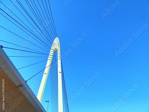 下から見上げた斜張橋と快晴の空の風景