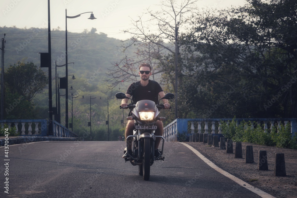 Obraz premium person riding a bike