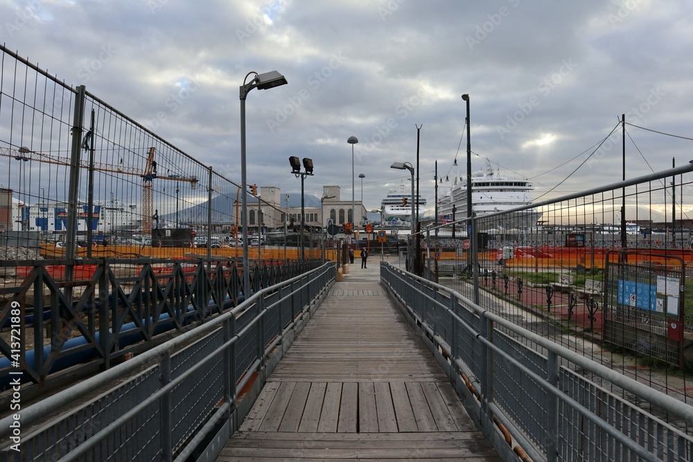 Fototapeta premium Napoli - Passerella nel cantiere di Piazza Municipio