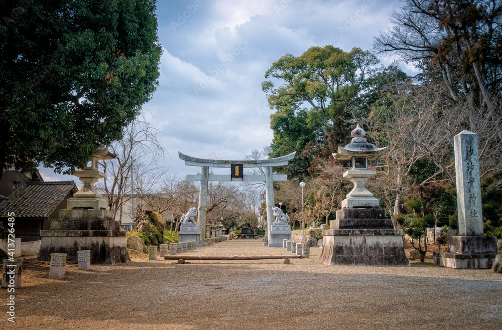 滋賀県近江八幡市にある沙沙貴神社の鳥居と参道風景
