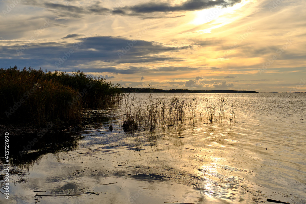 Lichtstimmung am Abend bei Zarrenzin mit Blick zur Insel Bock im Nationalpark Vorpommersche Boddenlandschaft, Mecklenburg Vorpommern, Deutschland Lichtstimmung am Abend bei Zarrenzin mit Blick zur Insel Bock im Nationalpark Vorpommersche Boddenlandschaft, Mecklenburg Vorpommern, Deutschland