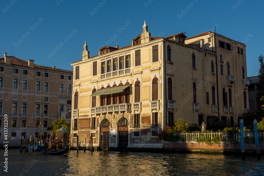 Naklejka premium discovery of the city of Venice and its small canals and romantic alleys