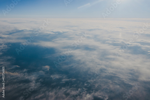 飛行機の窓から見る雲と空