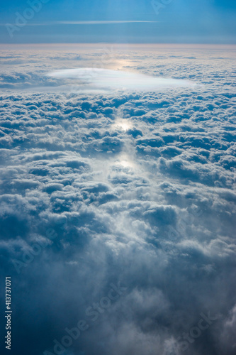 飛行機の窓から見える雲海 © Ryu