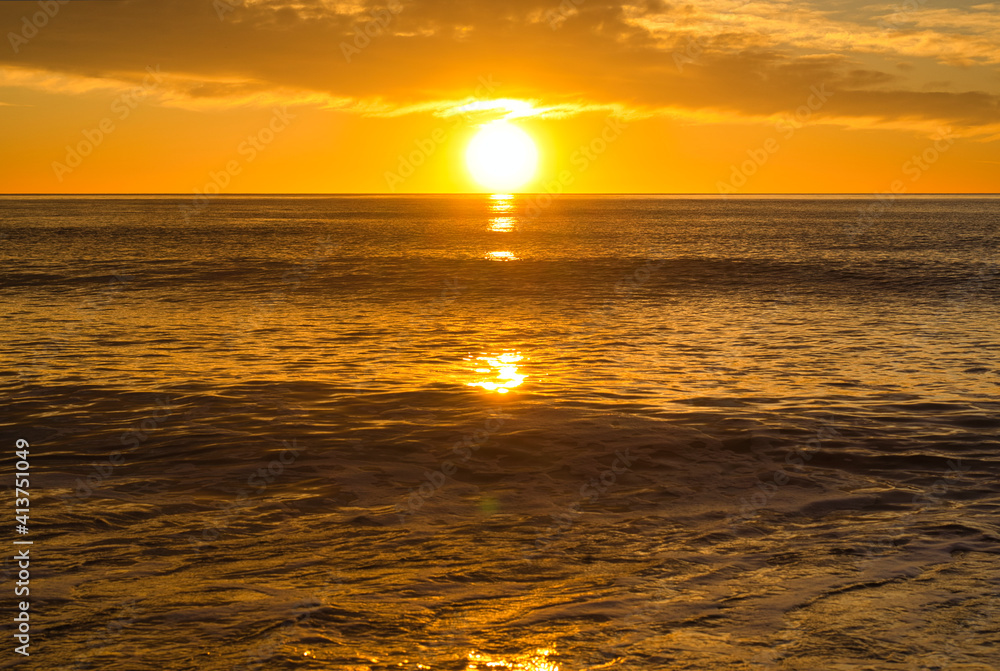 Obraz premium A beautiful sunrise from the shore of the beach