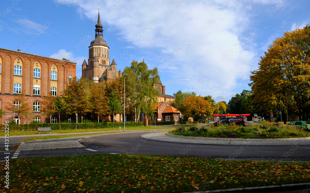 Blick auf die Sankt-Marien-Kirche vom Frankensee in der Weltkulturerbe und Hansestadt Stralsund, Mecklenburg-Vorpommern, Deutschland