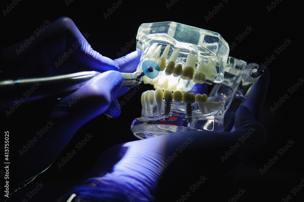 Dentist demonstrates how to polish teeth with a toothbrush StockFoto