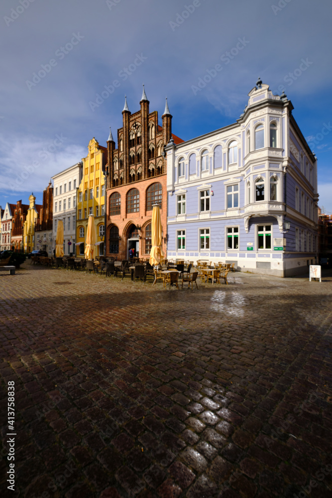 Fototapeta premium Die historische Altstadt am Alten Markt in der Weltkulturerbe- und Hansestadt Stralsund, Mecklenburg-Vorpommern, Deutschland