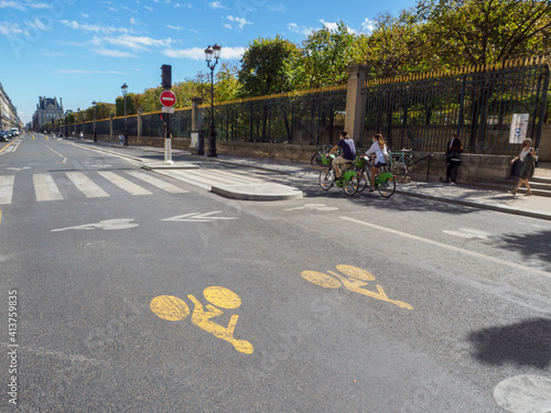 Vászonkép pistes cyclables à Paris rue de Rivoli