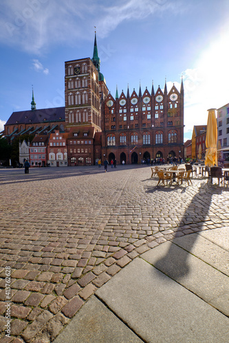 Das historische Rathaus am Alten Markt in der Weltkulturerbe- und Hansestadt Stralsund, Mecklenburg-Vorpommern, Deutschland