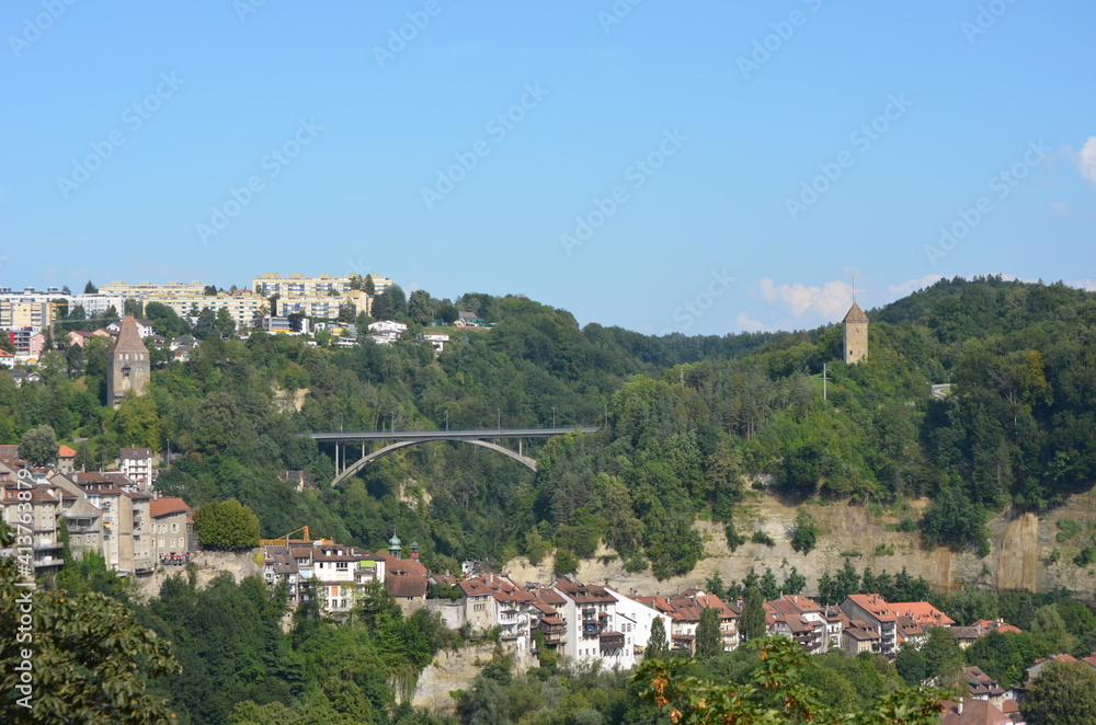 Basse-ville et haute-ville de Fribourg par temps ensoleillé sans nuages, Suisse