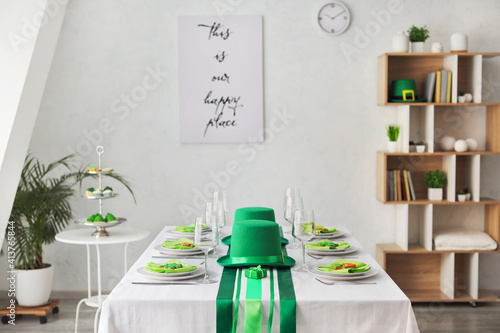 Tapety artystyczne Table set for St. Patrick's Day celebration