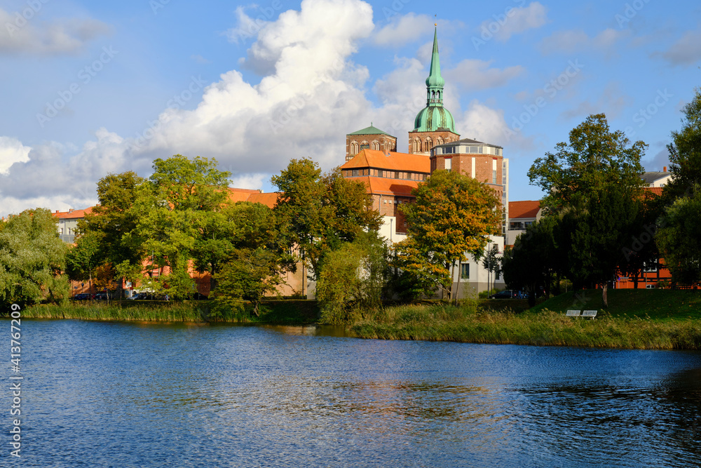 Blick auf die Altstadt der Weltkulturerbe- und Hansestadt Stralsund vom Knieperteich, Mecklenburg-Vorpommern, Deutschland