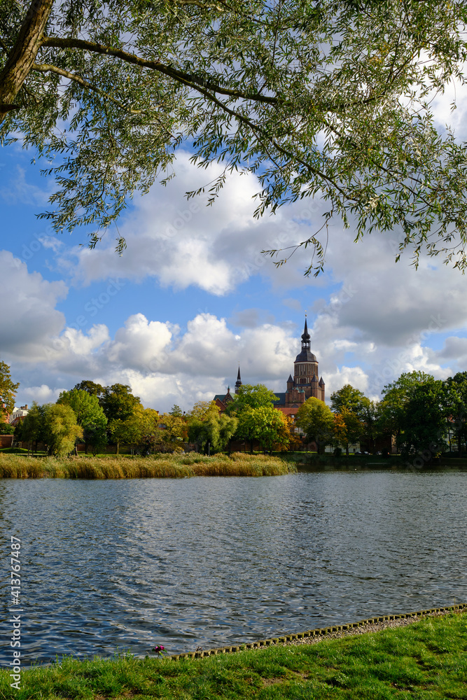 Naklejka premium Blick auf die Altstadt der Weltkulturerbe- und Hansestadt Stralsund vom Knieperteich, Mecklenburg-Vorpommern, Deutschland