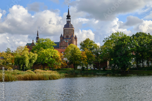 Blick auf die Sankt-Marien-Kirche vom Knieperteich in der Weltkulturerbe- und Hansestadt Stralsund, Mecklenburg-Vorpommern, Deutschland