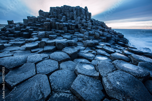 Tableau sur toile The Basalt Columns At The Giants Causeway At Sunset