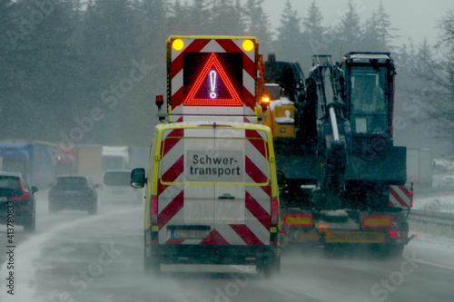 Warnung vor Schwertransport auf der Autobahn