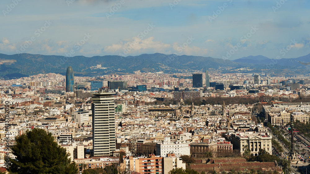 Vista general de Barcelona desde Montjuic Ciudad muchedumbre aglomeración vivienda monumentos montaña cielo
