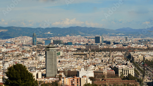 Vista general de Barcelona desde Montjuic Ciudad muchedumbre aglomeración vivienda monumentos montaña cielo © Hector Milla
