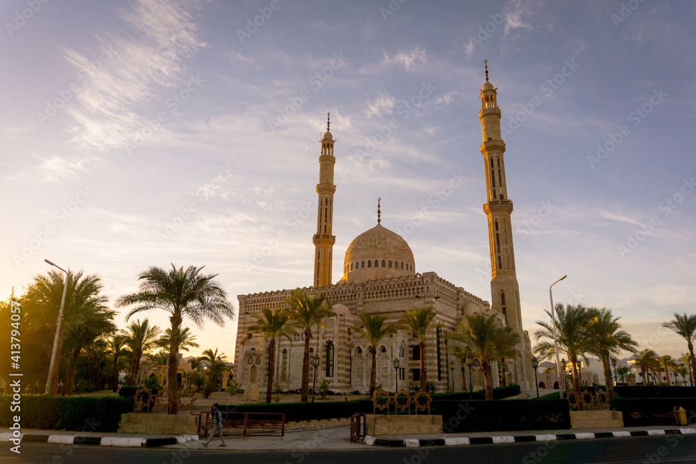Obraz premium Beautiful large Islamic mosque at the sky background