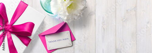 母の日のプレゼントと添えられたメッセージカード