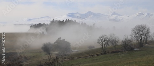 brumes sur les monts d'Auvergne photo