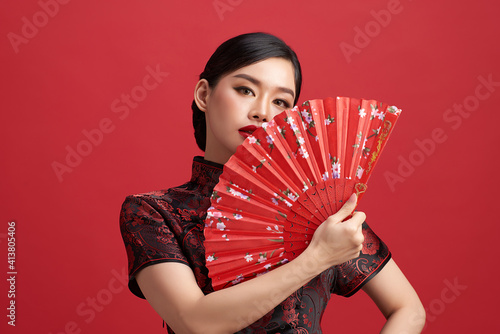Fotografie Asian chinese woman in traditional dress on red background