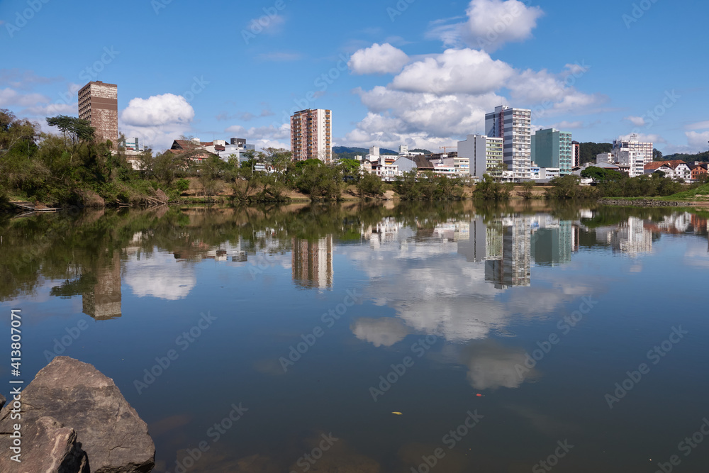 Stadtansicht von Blumenau, Santa Catarina mit Spiegelung im Wasser des Rio Itajai