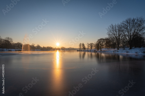 Sonnenaufgang über zugefrorenem See