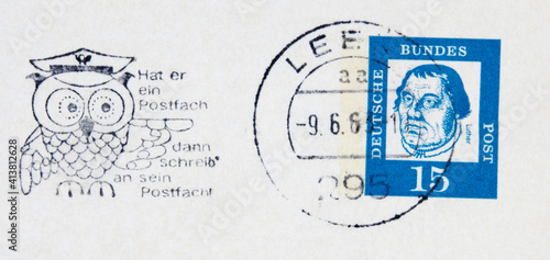 briefmarke stamp gestempelt used frankiert cancel vintage retro post letter mail brief slogan werbung eule owl smart advice schlau postfach blau luther 1963 juni 15 mann gesicht face man kopf head photo