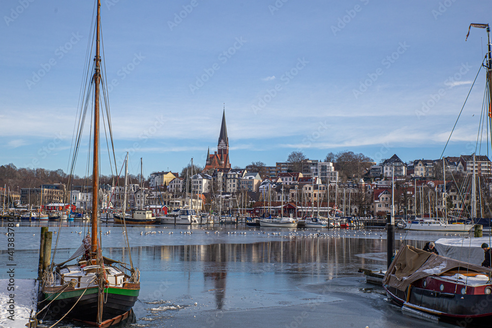 Flensburger Hafen mit St.Jürgen Kirche und Boote im Winter.