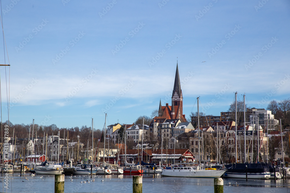 Flensburger Hafen mit St.Jürgen Kirche und Boote im Winter