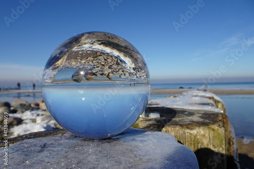 Strand - Meeresbucht - Spiegelung in der Glaskugel - Ostsee