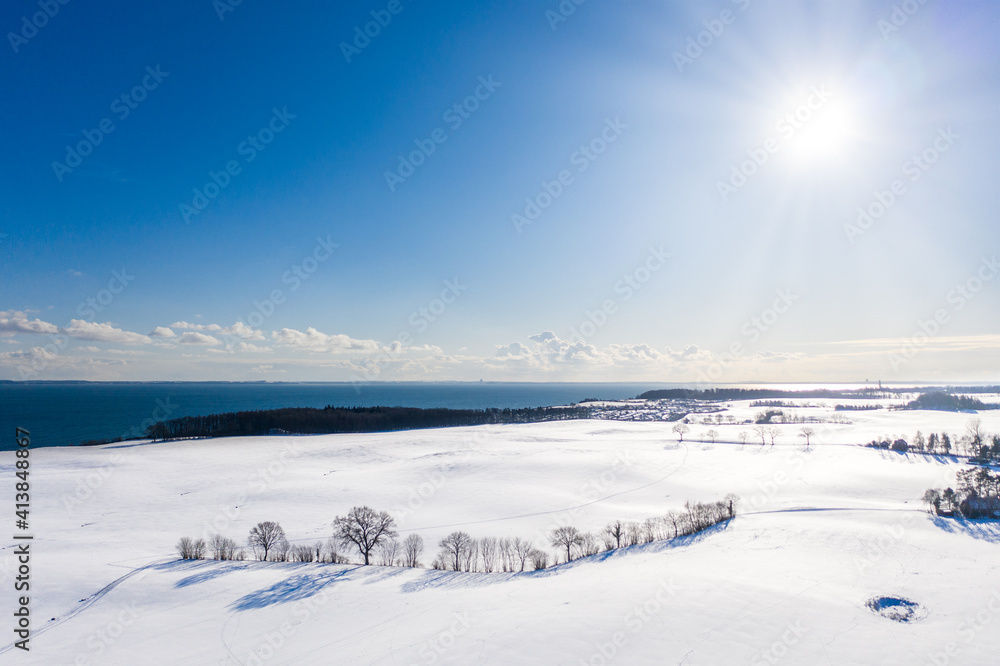 Winterlandschaft von oben an der Ostsee, Schleswig Holstein, Deutschland
