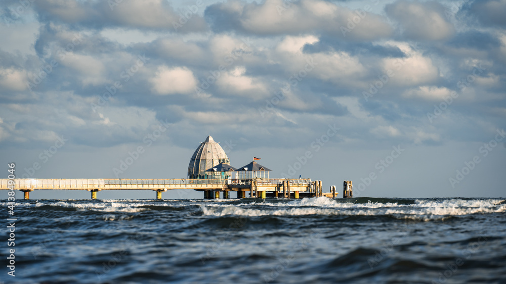 Seebrücke von Grömitz im Winter an der Ostsee, Grömitz, Schleswig Holstein, Deutschland Seebrücke von Grömitz im Winter an der Ostsee, Grömitz, Schleswig Holstein, Deutschland