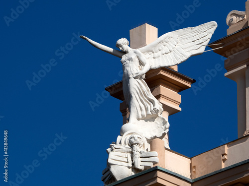 Quadro su tela victory fascism angel statue on the top of old building