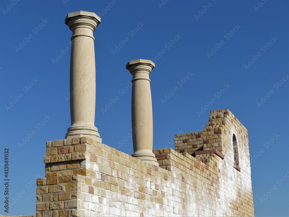 Mauer mit zwei Säulen am römischen Landgut Weilberg bei Bad Dürkheim-Ungstein / Pfalz