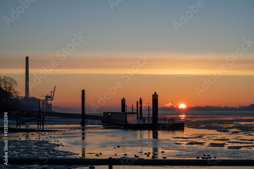 ein schöner Sonnenaufgang an einem kalten Wintertag in Wedel bei Hamburg