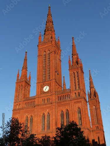 Türme und Fassade der Marktkirche im Abendlich in Wiesbaden