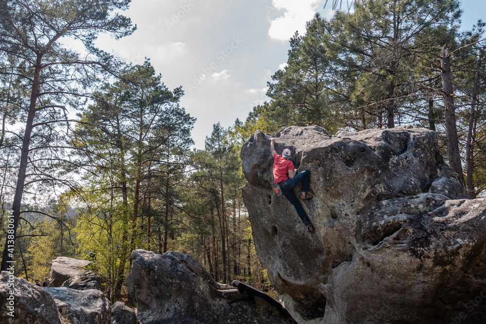 Exposed boulder in Fontainebleau, France - obrazy, fototapety, plakaty 