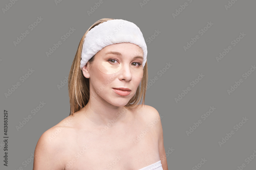 Eye patch procedure. Facial treatment. Dermatology spa mask. Detox therapy. Rejuvenation skincare beauty. Cosmetics product. Grey color background. Self care home routine. Hydrogel technology Eye patch procedure. Facial treatment. Dermatology spa mask. Detox therapy. Rejuvenation skincare beauty. Cosmetics product. Grey color background. Self care home routine. Hydrogel technology