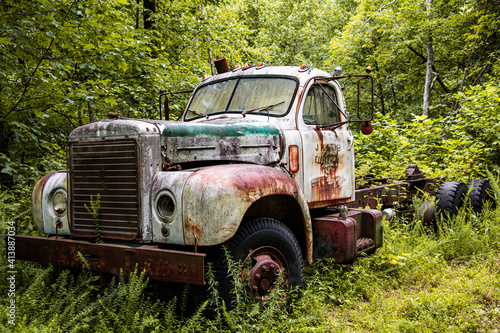 rusty truck in the weeds © rohnie