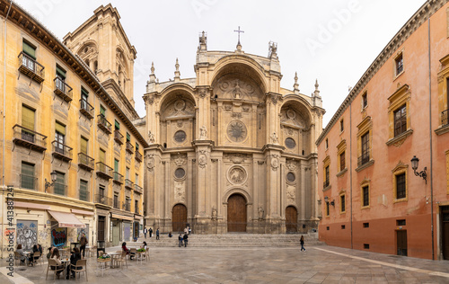 Fototapeta Naklejka Na Ścianę i Meble -  view of the cathedral in the city center of Granada