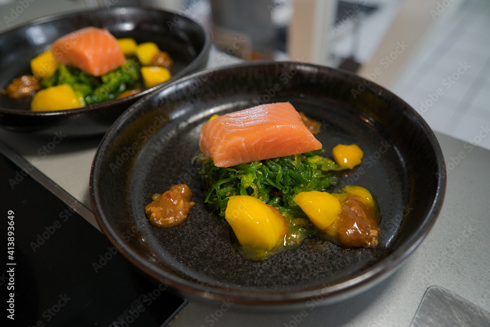 Kaltgeräucherter Lachs auf Wakame–Algen Salat
an Mango Kompott und Räuchercreme
Kaltgeräucherter Lachs auf Wakame–Algen Salat
an Mango Kompott und Räuchercreme