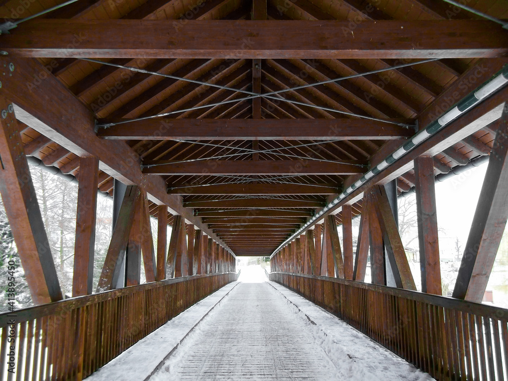 Die Holzbrücke im Winter über den Fluss Die Holzbrücke im Winter über den Fluss