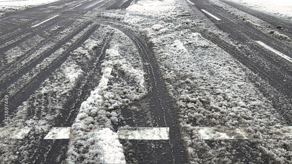Bei Wintereinbruch führt der Schnee auf der Strasse zu starker Verkehrsbehinderung