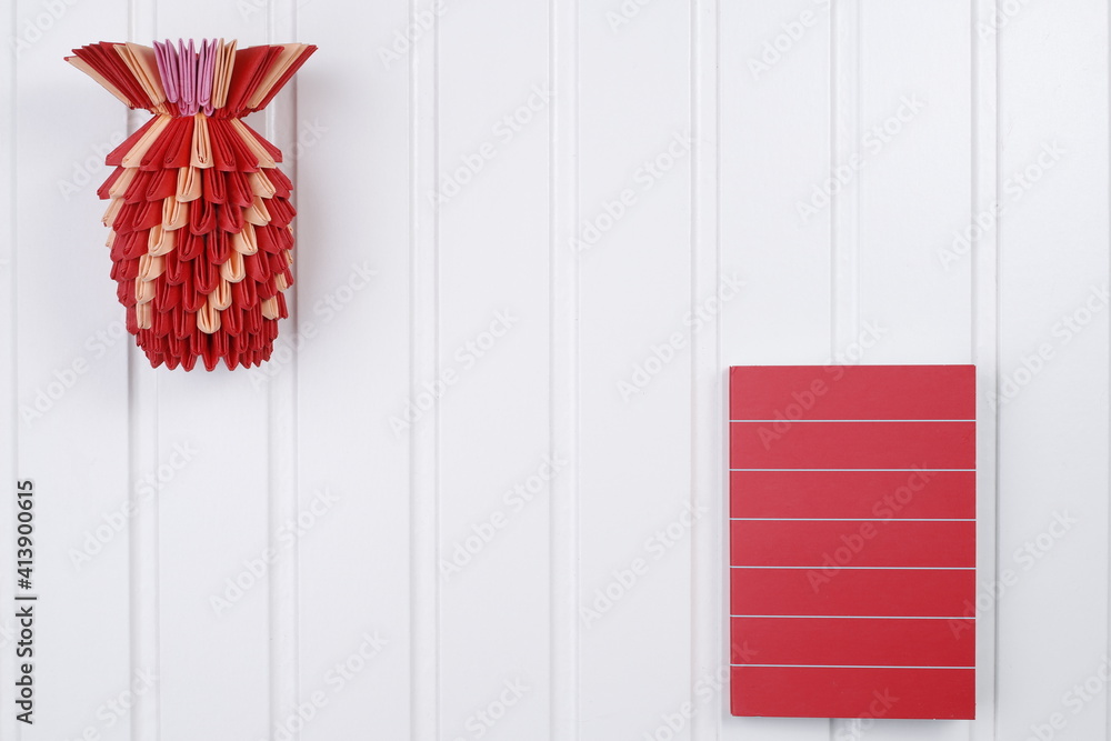 Biały blat drewniany ananas czerwony origami i notes czerwony - obrazy, fototapety, plakaty 